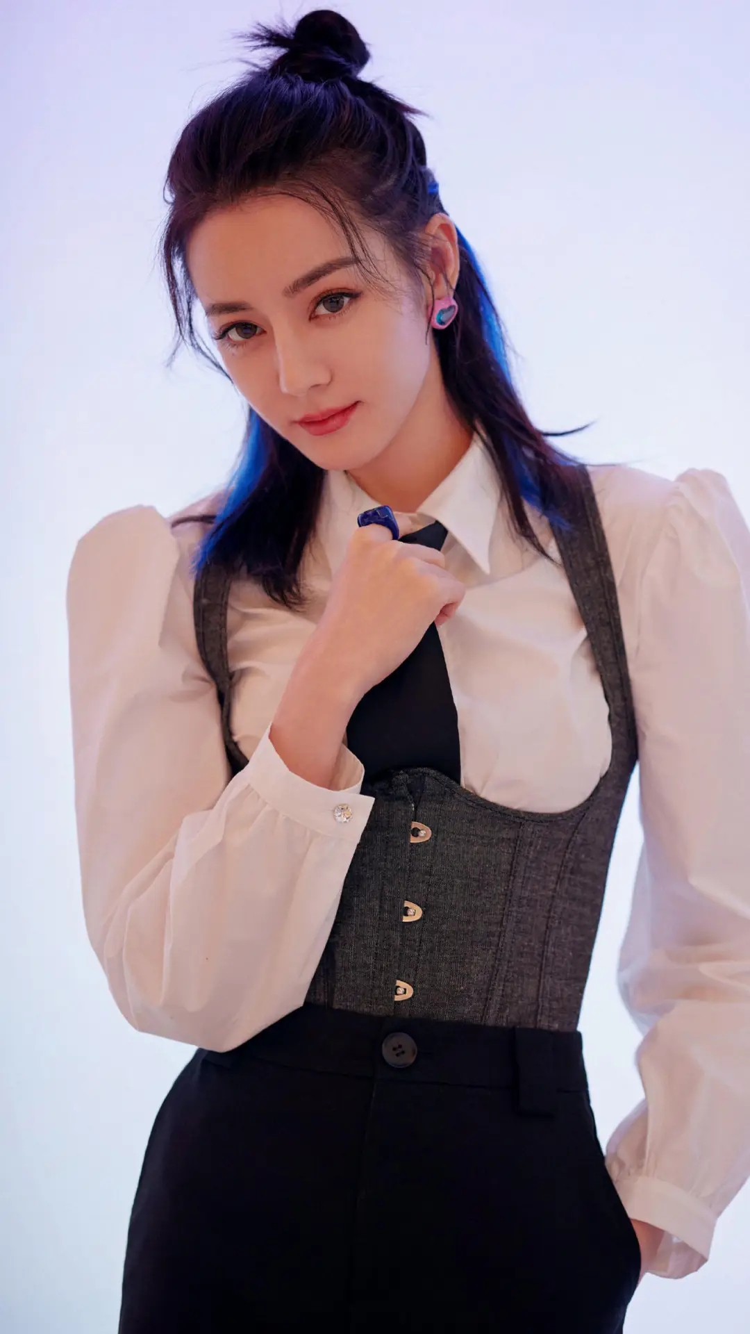 热巴扮帅气学生妹