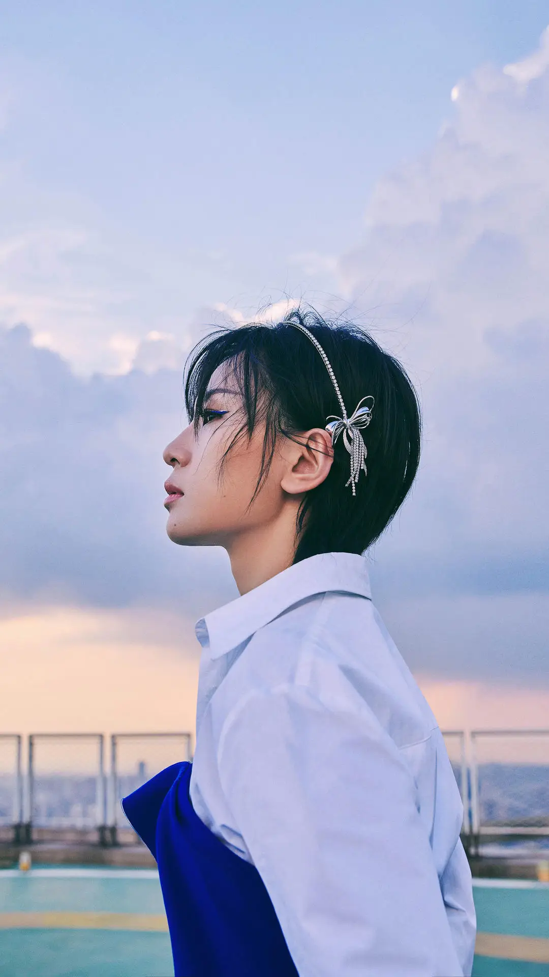 周笔畅帅气造型