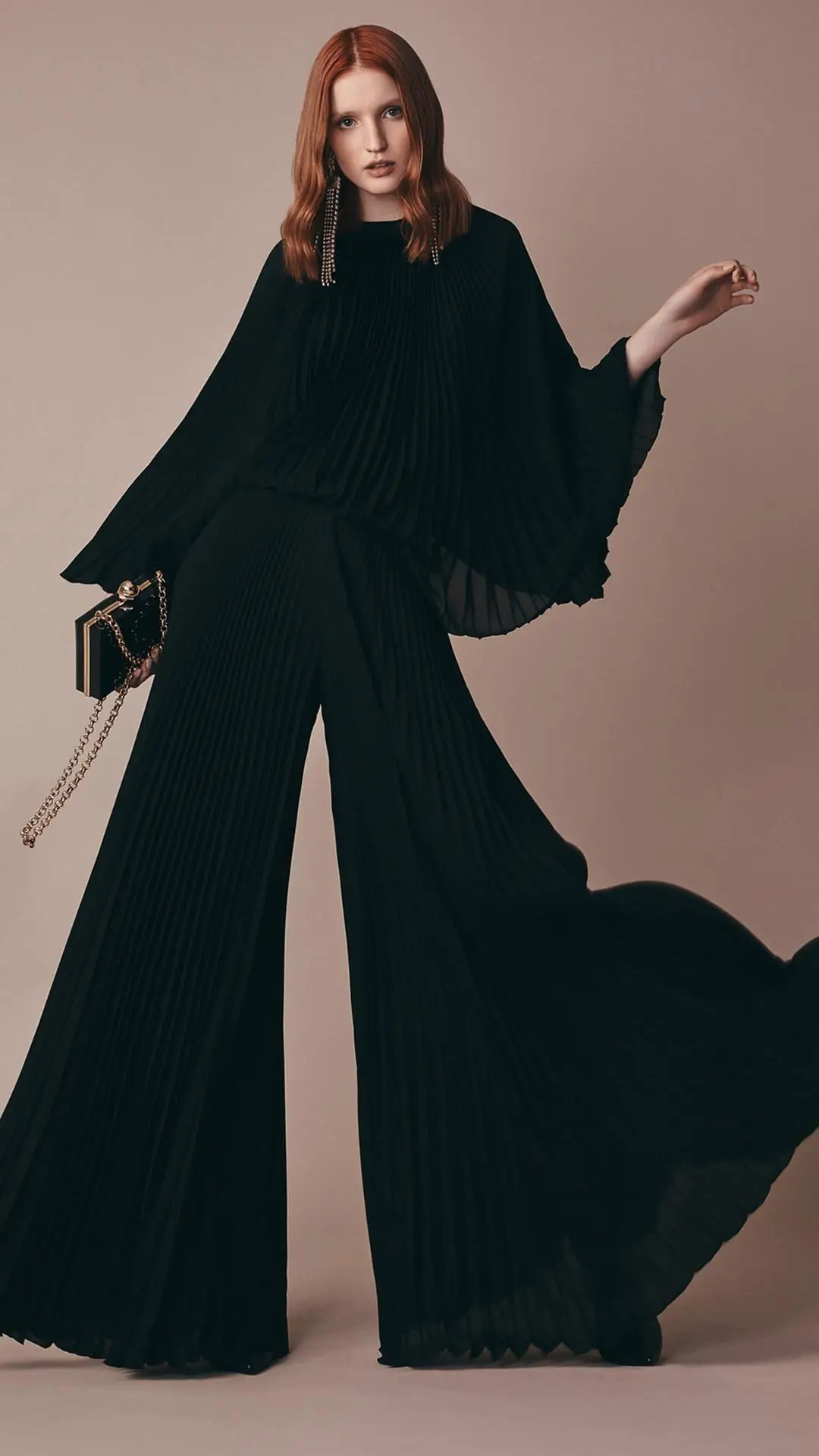 打破全黑造型的沉闷感